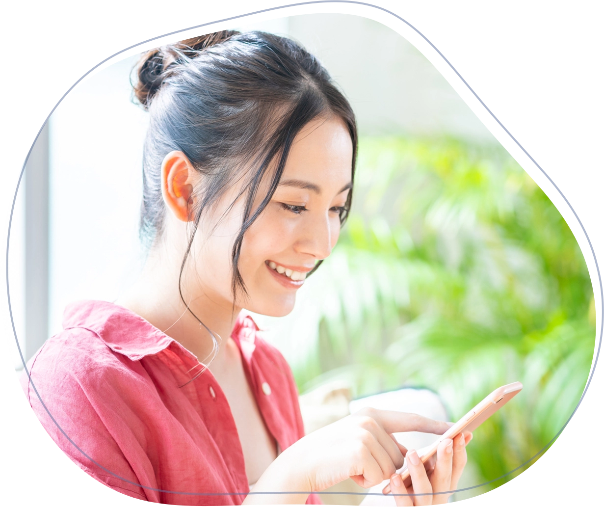 スマートフォンを見る女性